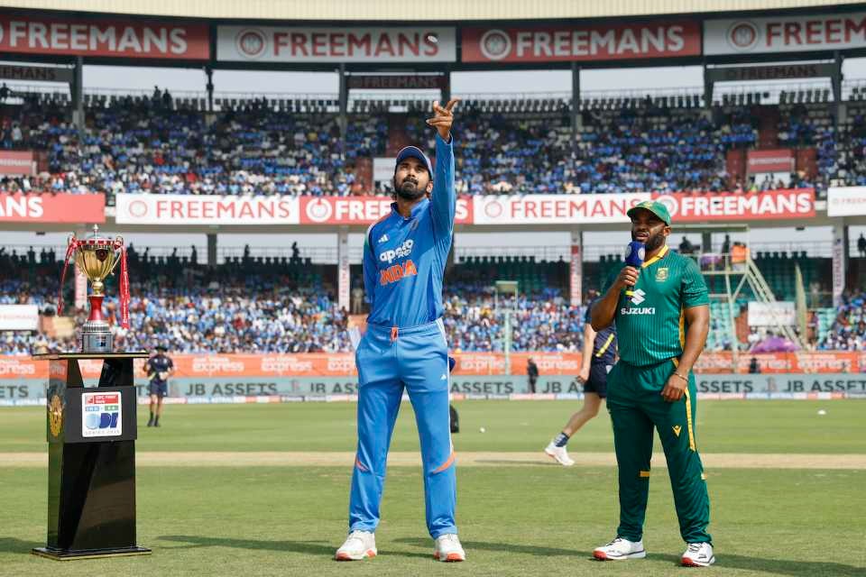 केएल राहुल आमतौर पर दाएं हाथ से टॉस का सिक्का उछालते हैं, लेकिन आज उन्होंने इसे बाएं हाथ से उछाला। यह बदलाव इसलिए और दिलचस्प रहा क्योंकि इसी के साथ भारत ने 20 वनडे बाद टॉस भी जीत लिया।