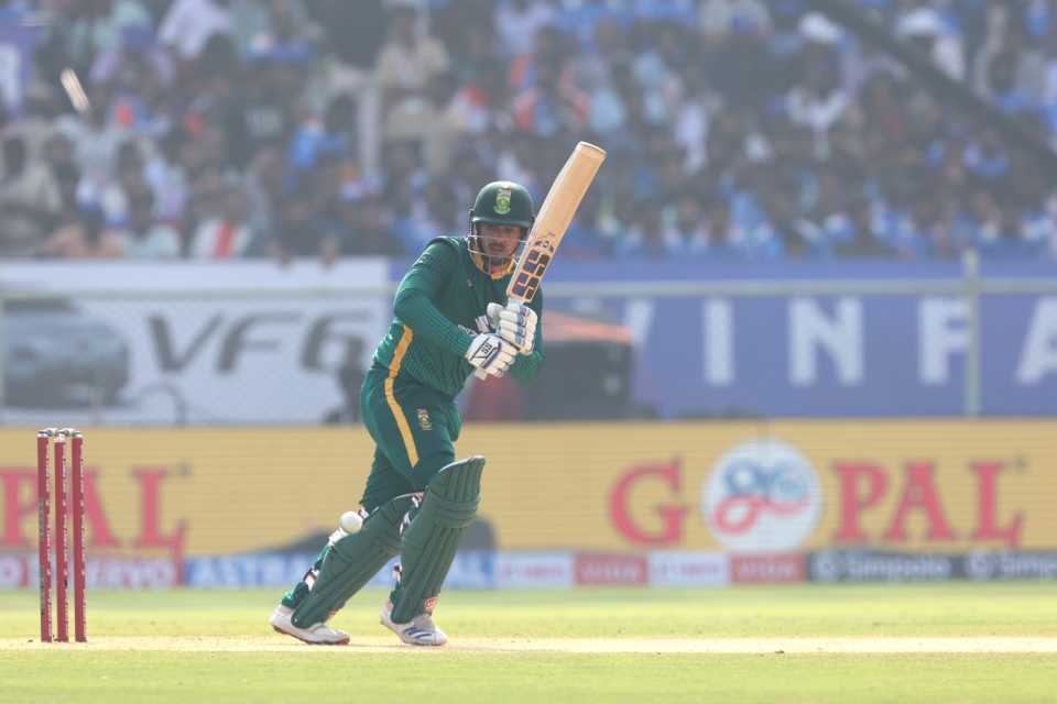 क्विंटन डी कॉक 106 रन बनाकर आउट हुए।