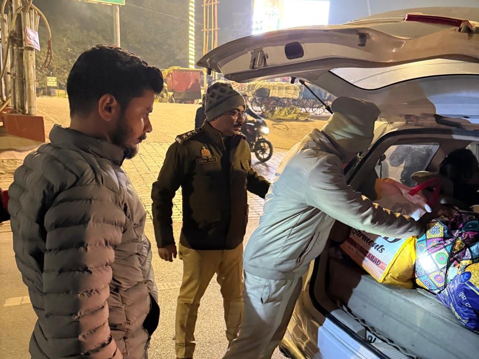 हे चित्र अयोध्येचे आहे. पोलिस गाड्या थांबवून सामानाची तपासणी करत आहेत.