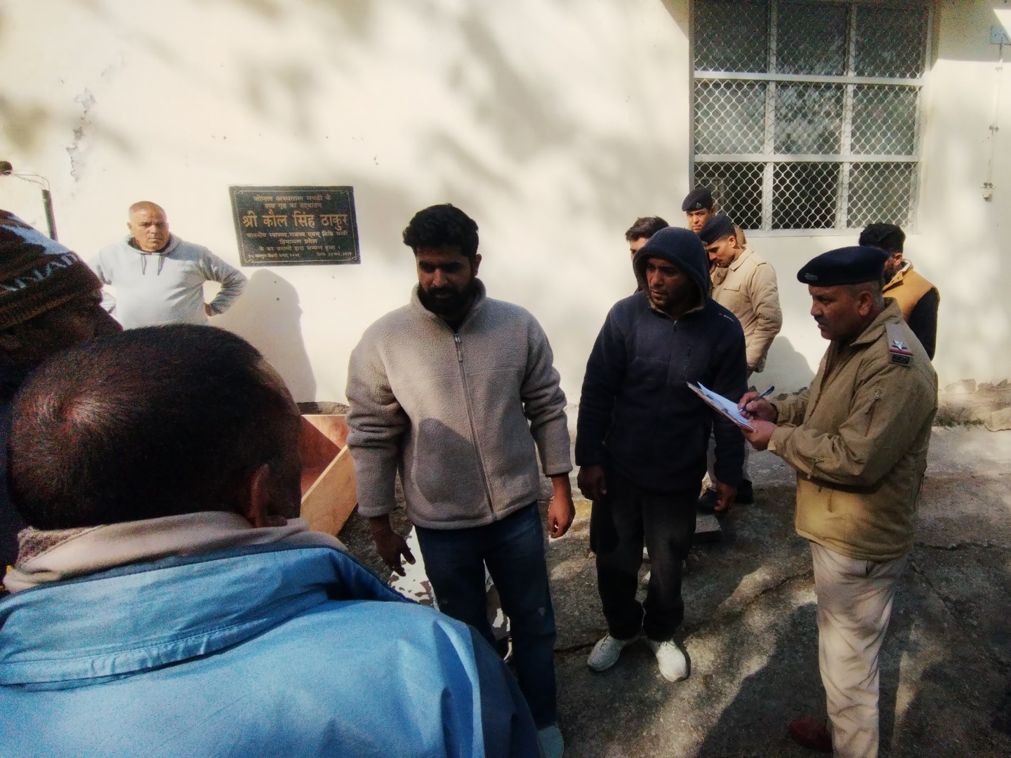 पोस्टमॉर्टम की कार्रवाई करती पुलिस।