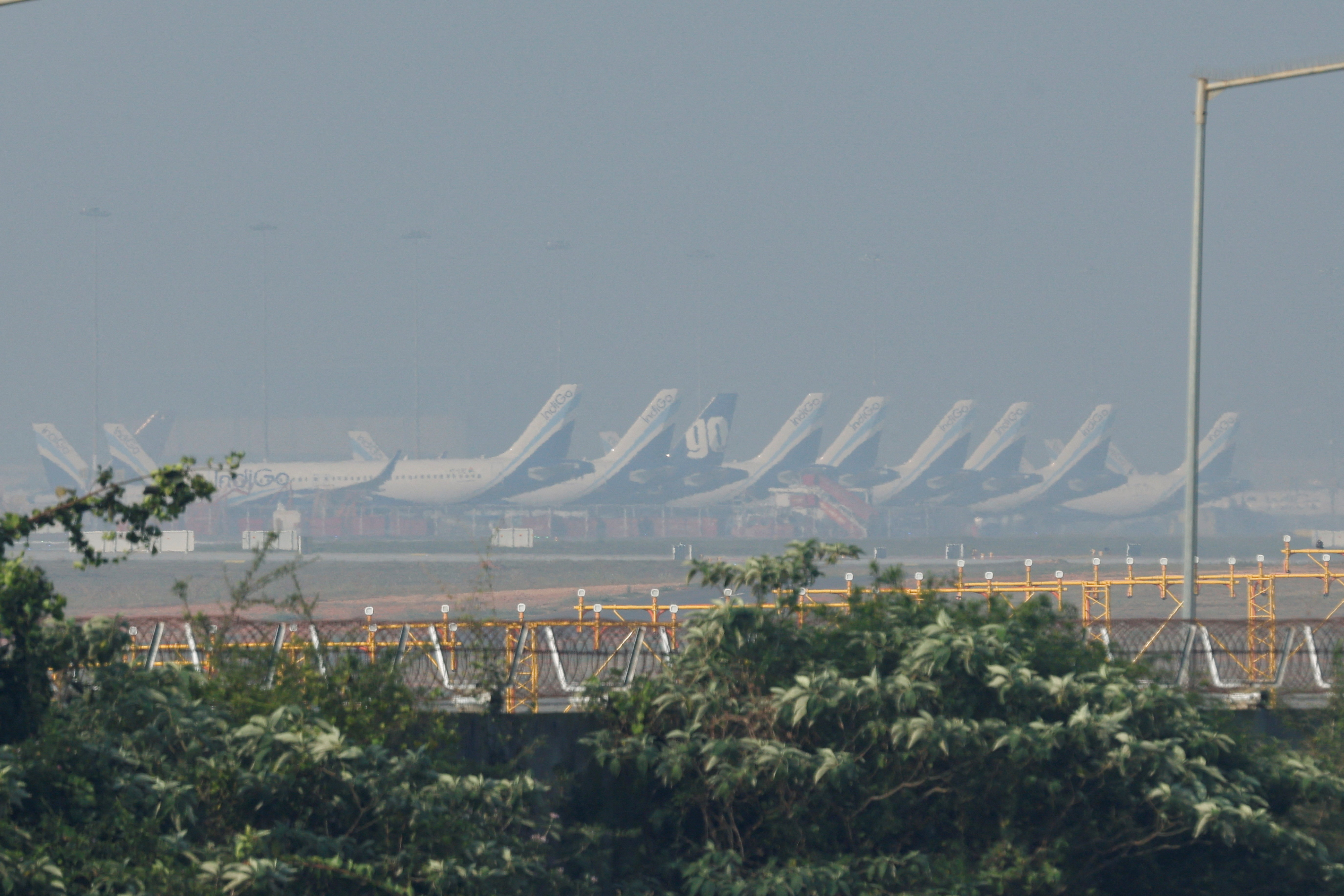 बेंगलुरु एयरपोर्ट पर क्रू की कमी के कारण इंडिगो की कई फ्लाइट्स ग्राउंडेड यानी पार्क की हुई दिखीं।