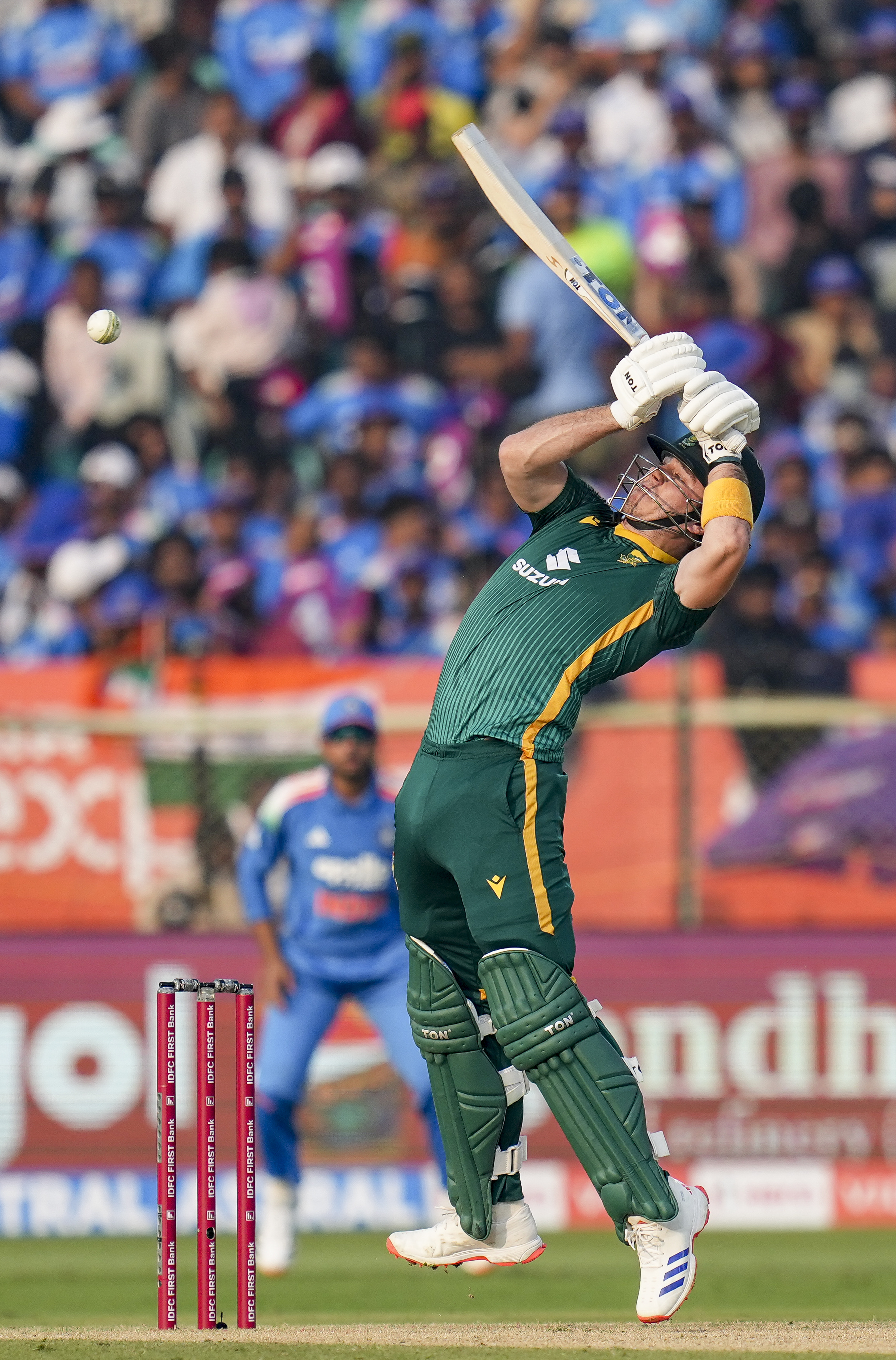 ब्रेविस शॉर्ट बॉल पर पुल शॉट खेलते हुए।