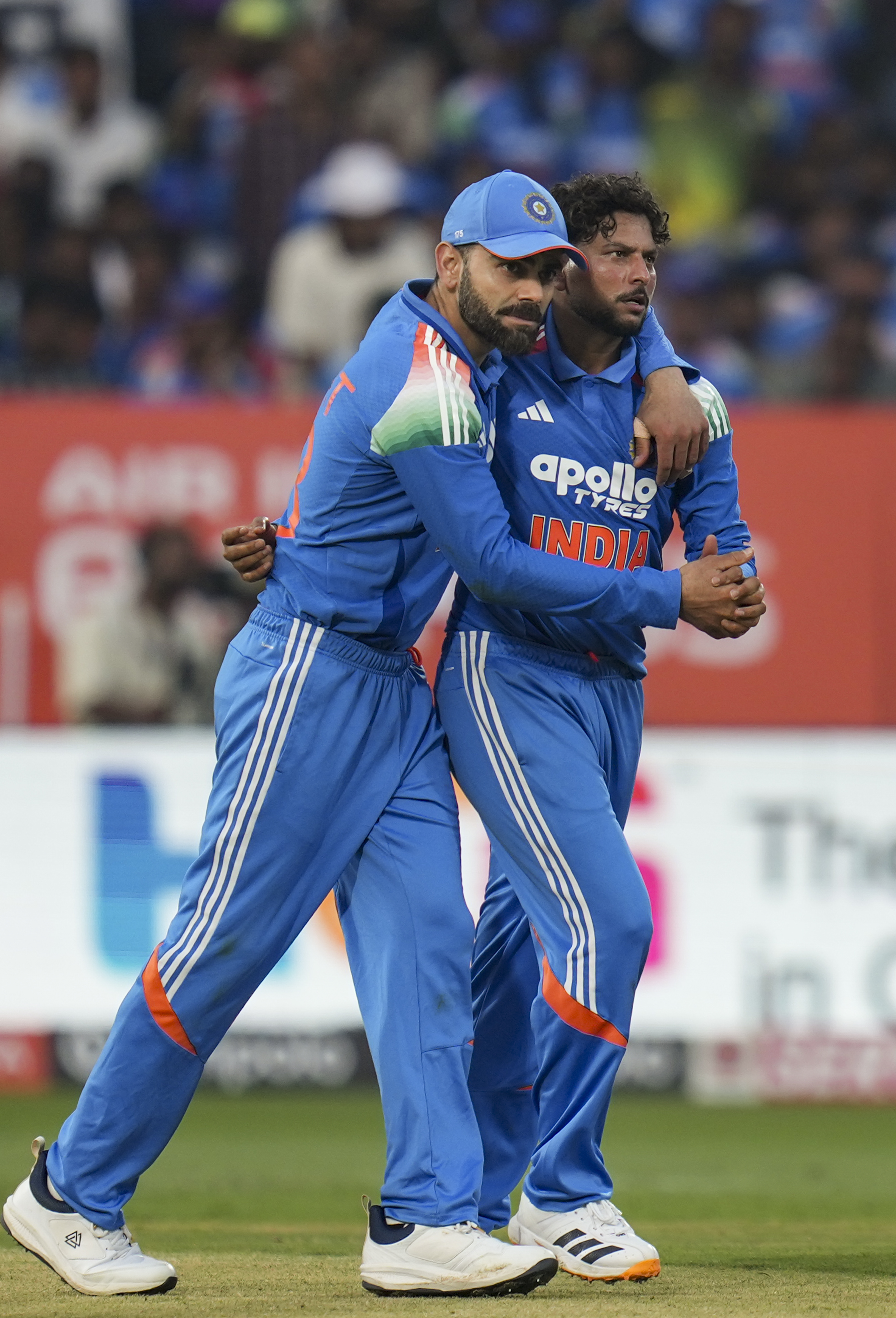 कॉर्बिन बॉश के विकेट के बाद विराट कोहली और कुलदीप यादव साथ में।
