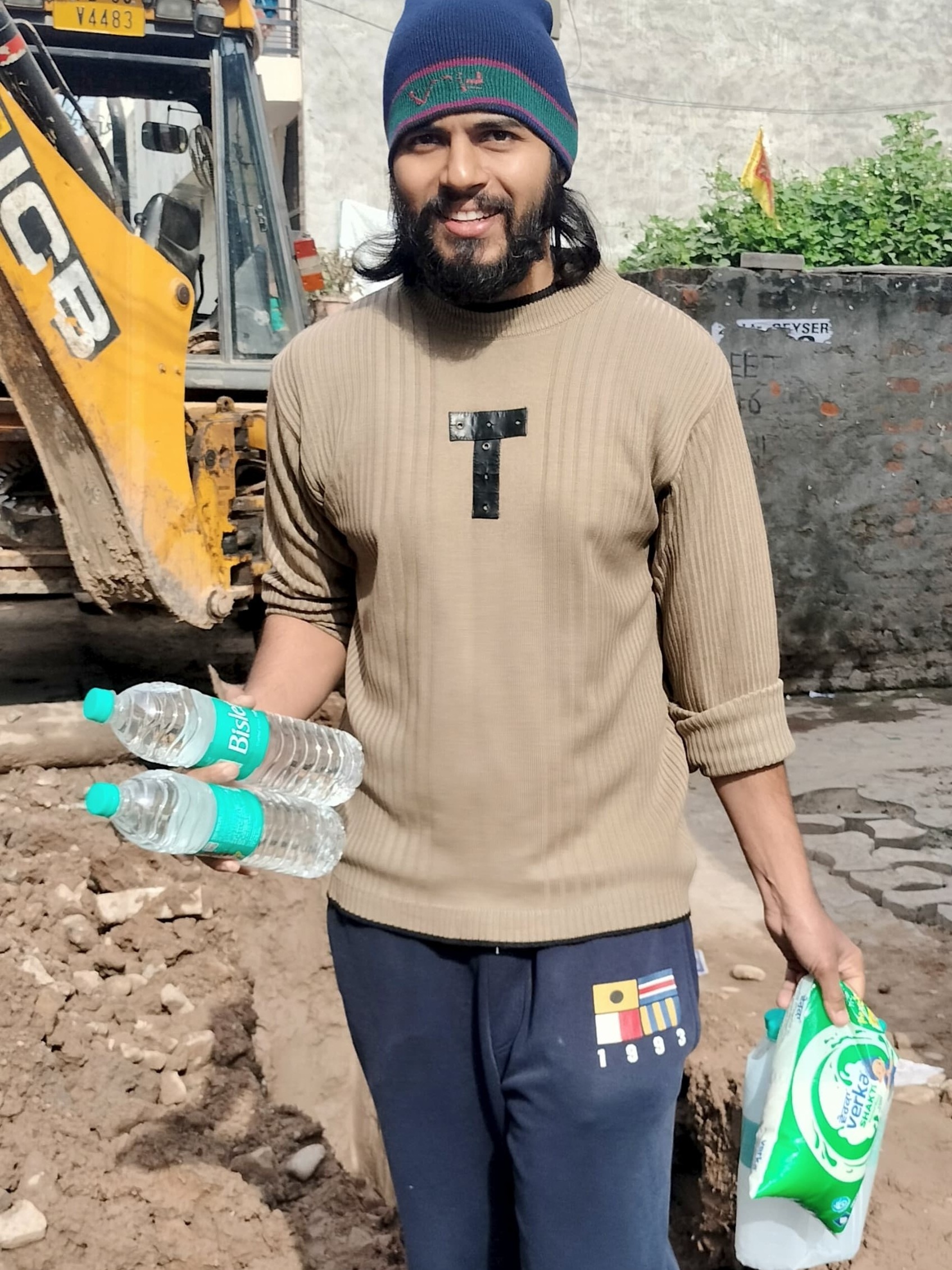 पीने का पानी खरीद कर ले जाता युवक