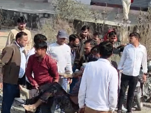 हादसे के बाद मौके पर मौजूद लोगों ने मजदूरों को बाहर निकाला।