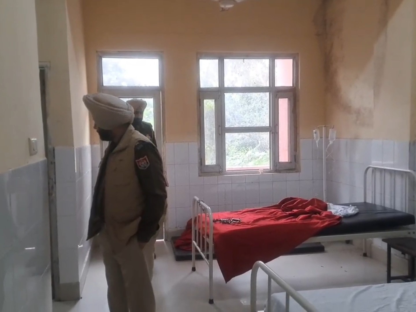 अस्पताल के कक्ष की जांच करते पुलिस अधिकारी।