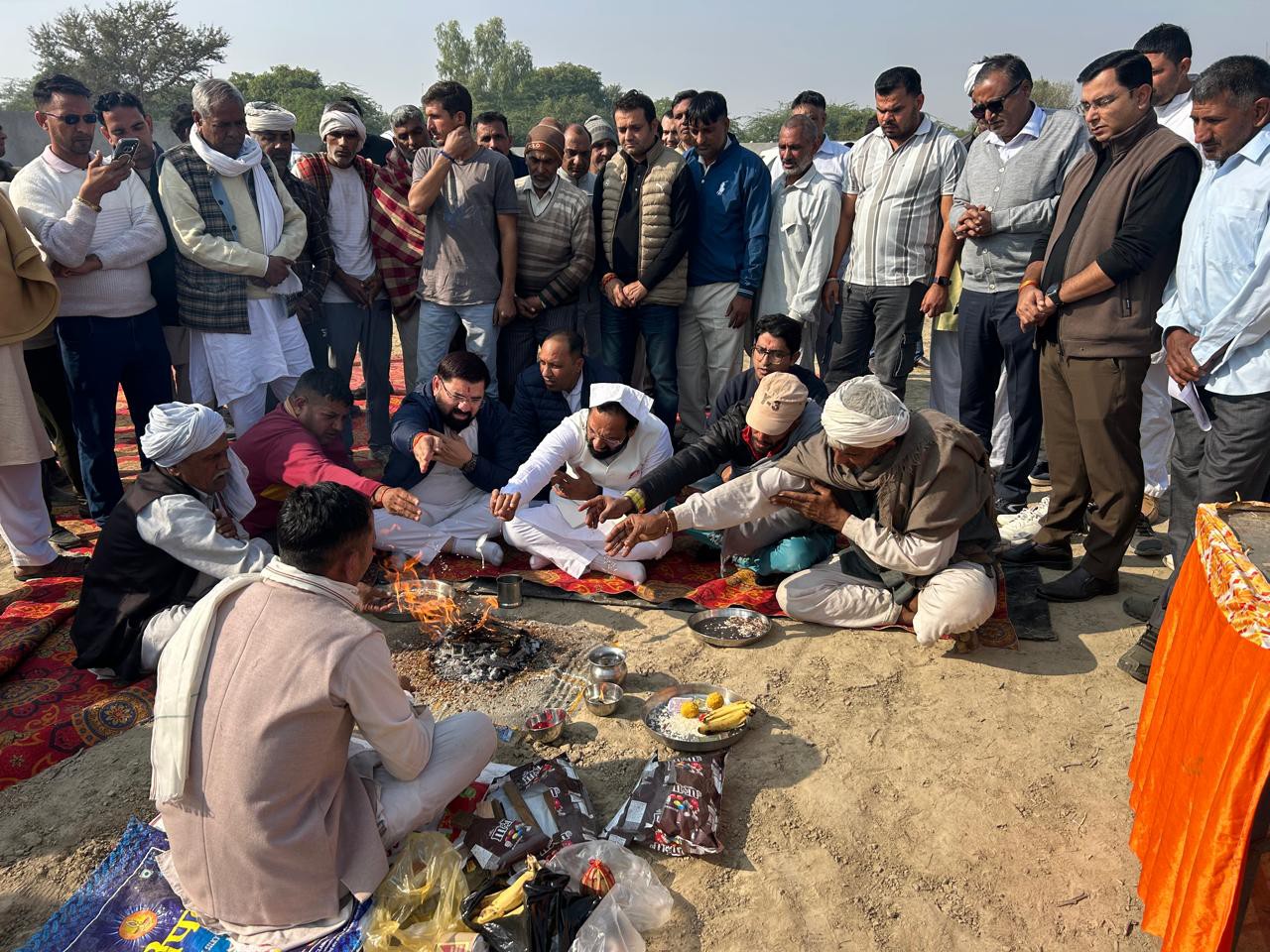 शिलान्यास से पूर्व हवन करते विधायक व ग्रामीण।