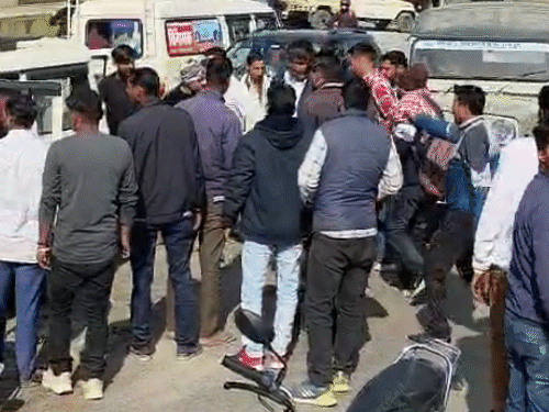 ठेकेदार की गाड़ी की मदद से अस्पताल पहुंचाया।