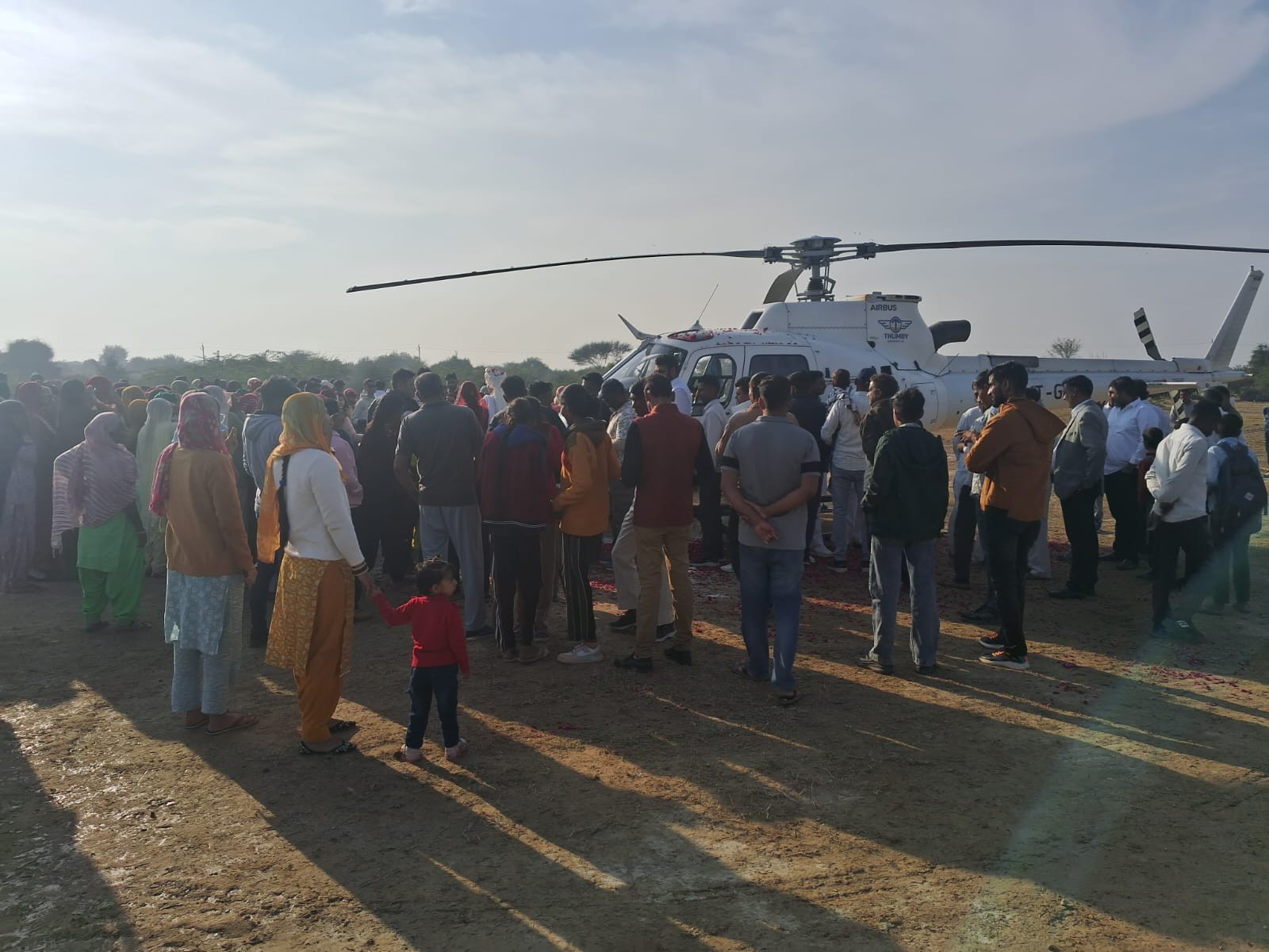 गांव ढाणी चाहर वाली में हेलिकॉप्टर उतरा तो उसे देखने के लिए बड़ी संख्या में लोग उमड़े।