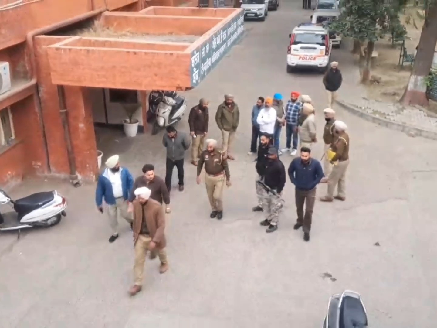 बदमाश के अस्पताल से फरार होने के बाद पहुंची पुलिस टीम।