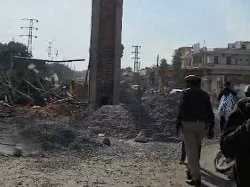 श्रीमाधोपुर के ब्रह्मचारी मोड़ पर स्वागत द्वार का काम चल रहा था।