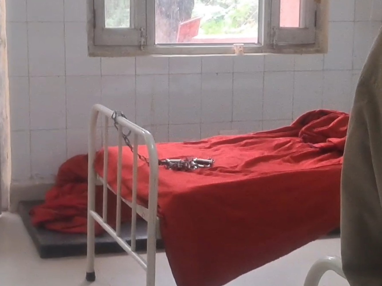 बटाला अस्पताल में भर्ती बदमाश पुलिस को चकमा देकर भागा:  कांग्रेस नेता पर की फायरिंग, एनकाउंटर के बाद कराया गया था भर्ती – Gurdaspur News
