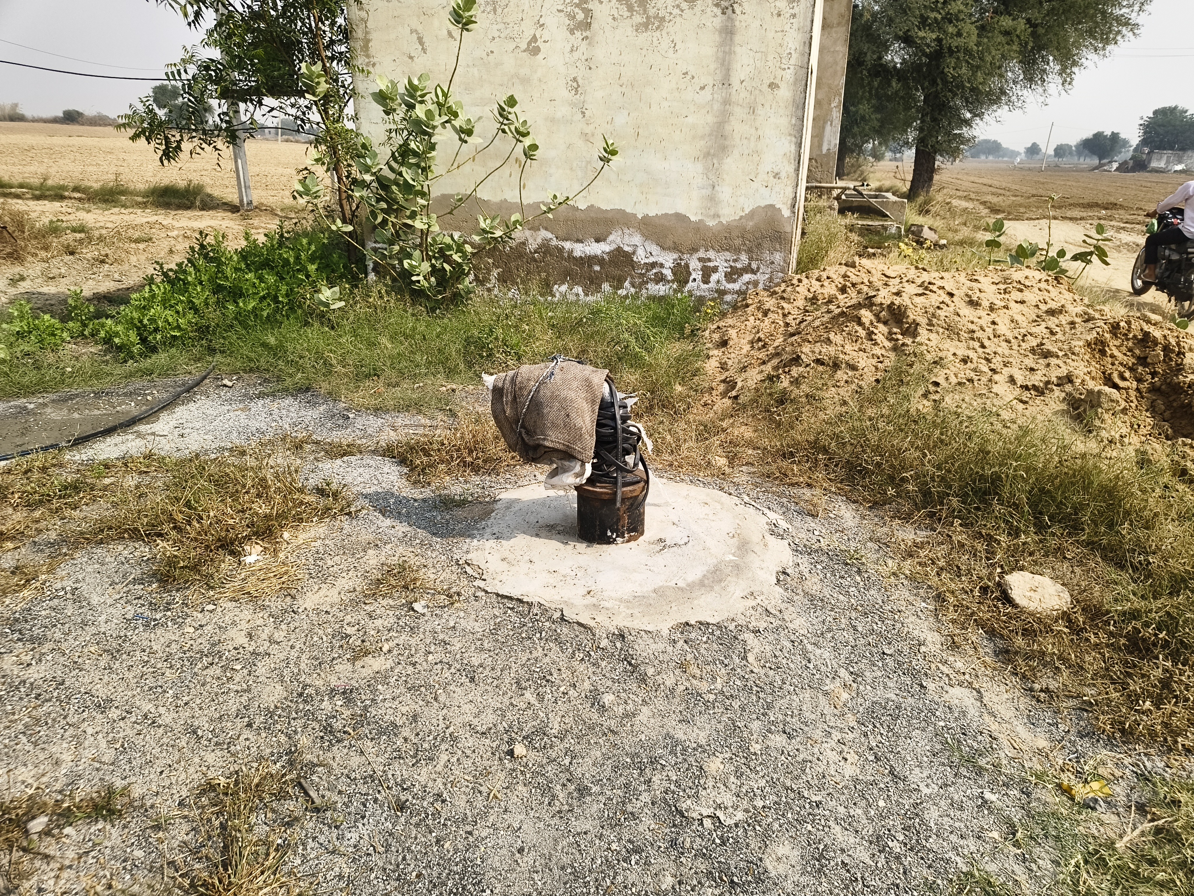 ताल ढाणी में चार महीने पहले नई बोरिंग स्थापित की लेकिन चालू नहीं की गई।