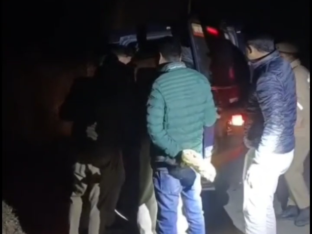 मुठभेड़ में आरोपियों को गिरफ्तार किया गया।