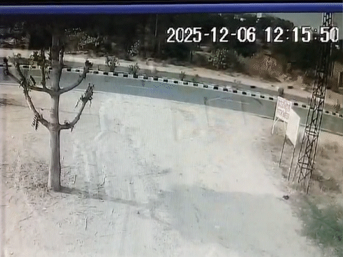 जयपुर की ओर से आ रही कार टायर फटने के बाद बेकाबू होकर रॉन्ग साइड आ गई।