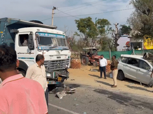 हादसे के बाद मौके पर लोगों की भीड़ इकट्‌ठा हो गई। उन्होंने घायलों को बाहर निकाला और अस्पताल पहुंचाया।