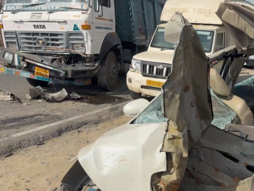 टक्कर इतनी भीषण थी कि कार का आगे का हिस्सा बुरी तरह से क्षतिग्रस्त हो गया।