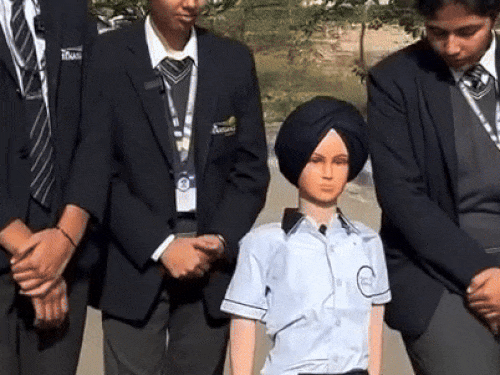 बच्चों ने स्कूल की अटल टिंकरिंग लैब में बनाए रोबोट की सड़क पर उतारकर टेस्टिंग की