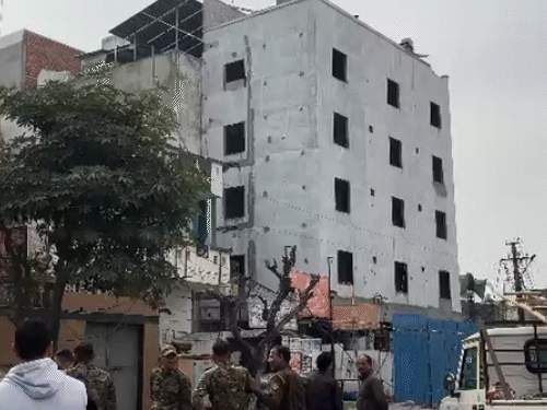 नगर निगम, जेडीए (जयपुर विकास प्राधिकरण) और सिविल डिफेंस के जवान मौके पर पहुंचे।