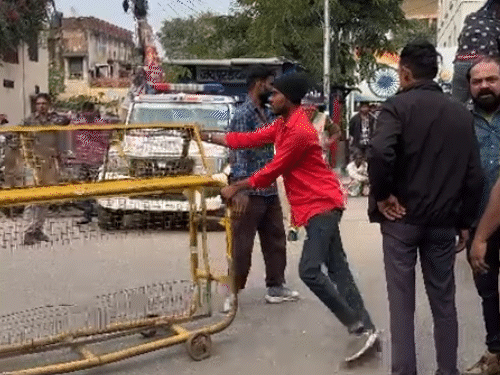 प्रशासन यहां से गुजरने वाले ट्रेफिक को भी डायवर्ट कर दिया गया।