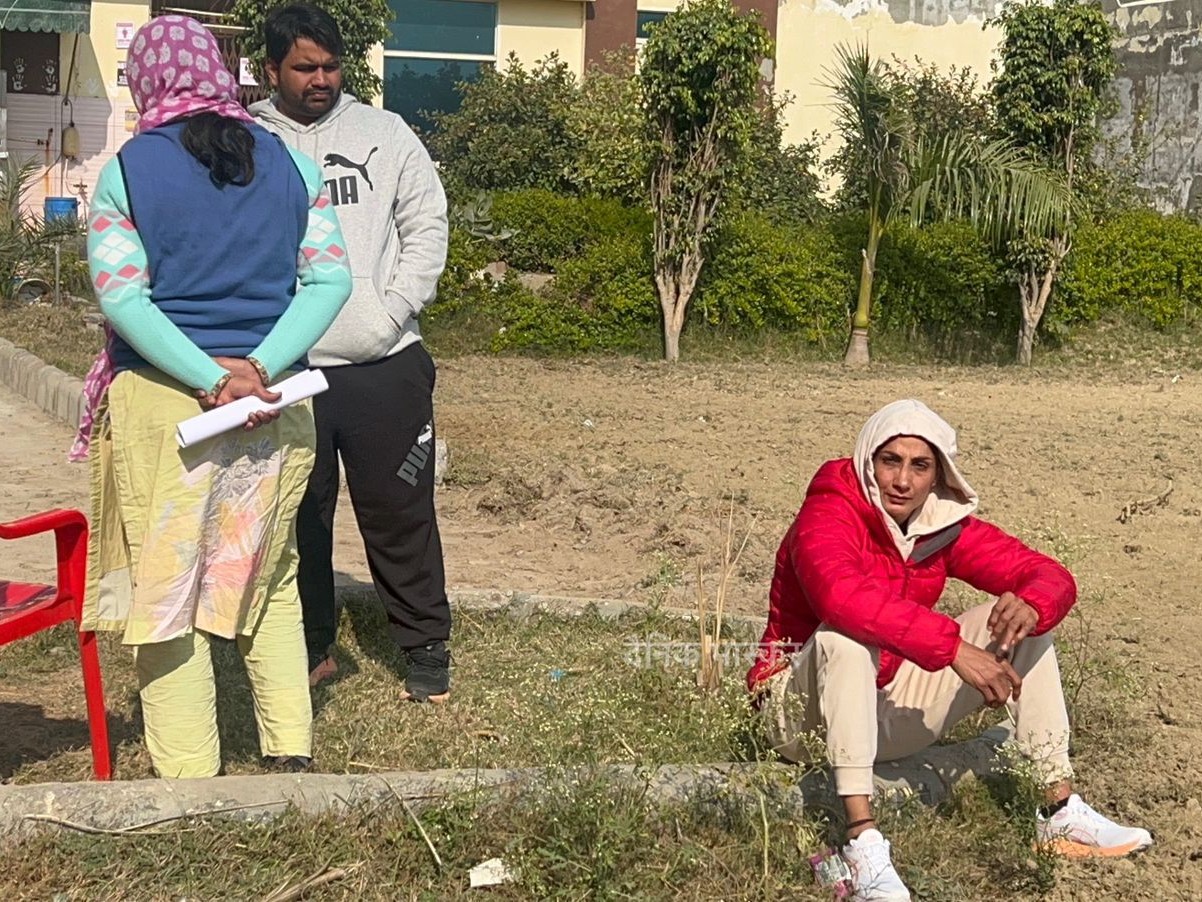 हांसी में प्रतियोगिता से बाहर होने के बाद मायूस बैठी निर्मल बूरा।