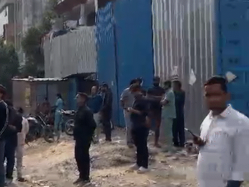सूचना मिलने पर प्रशासन ने तुरंत कार्रवाई करते हुए आसपास की इमारतों और इलाके को खाली करवा दिया।
