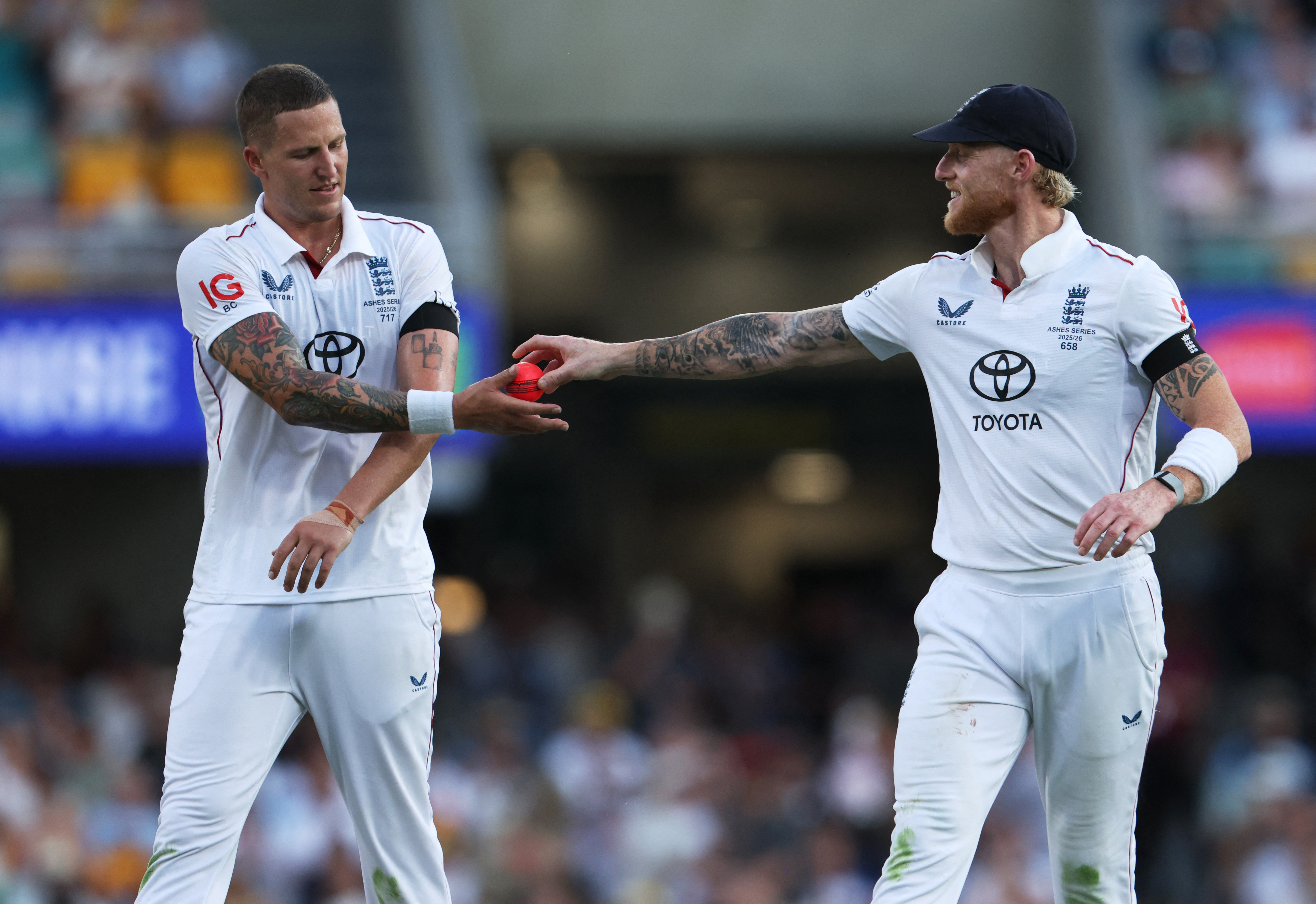 ब्रायडन कार्स ने 4 विकेट लिए।