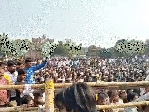 हुमायूं कबीर ने स्टेज से लोगों को संबोधित किया। मंच पर भी बैकग्राउंड में बाबरी मस्जिद लिखा था।