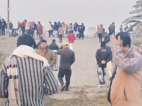 मस्जिद निर्माण स्थल पर मालदा सहित कई जिलों से कंस्ट्रक्शन सामान लदे 100 से ज्यादा ट्रैक्टर पहुंचे।