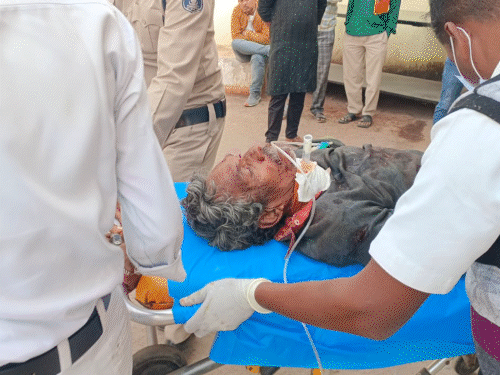 गंभीर हालत में किसान मनबोध गांड़ा (65) की तस्वीर है।