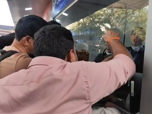 मुंबई के छत्रपति शिवाजी महाराज इंटरनेशनल एयरपोर्ट पर शनिवार को एक यात्री स्टाफ से झगड़ते हुए।