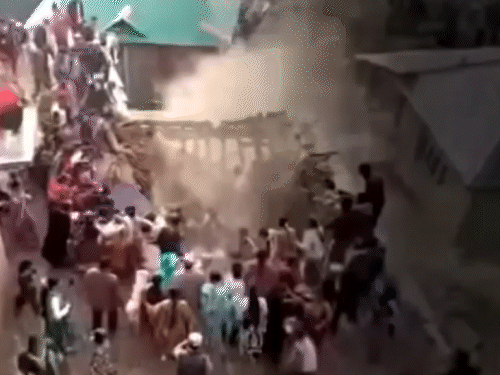 शादी के दौरान छत गिरने के बाद इकट्ठे हुए लोग।