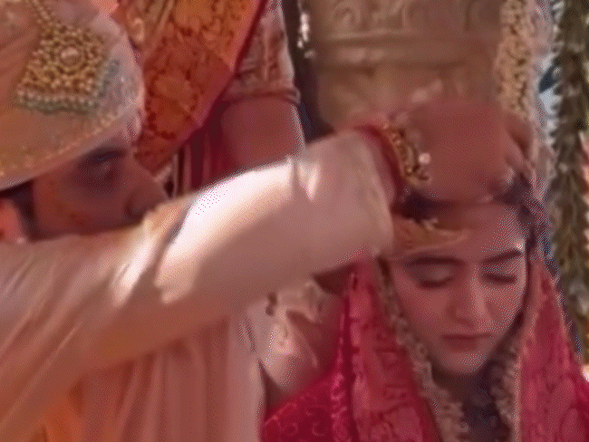 जयपुर के ताज आमेर होटल में शुक्रवार रात वृंदावन (मथुरा) के कथावाचक इंद्रेश उपाध्याय की शादी शिप्रा शर्मा के साथ हुई। - Dainik Bhaskar