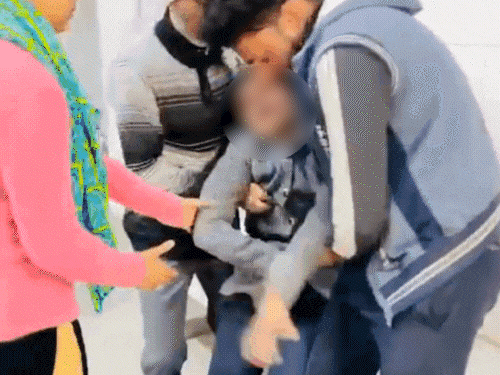 छात्रा को अस्पताल ले जाते समय उसकी हालत बिगड़ गई। वह बेहोश हो गई।