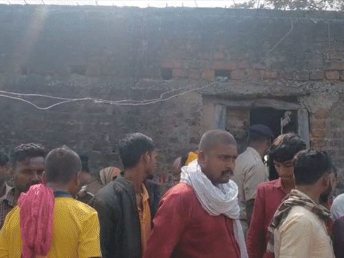 वारदात की जानकारी के बाद महेश के घर के बाहर जुटे गांव के लोग।