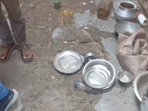 मृतक महेश यादव के घर में बिखरा पड़े बर्तन इस बात की गवाही दे रहे हैं कि वारदात वाले दिन महेश और आरोपियों के बीच मारपीट हुई थी।