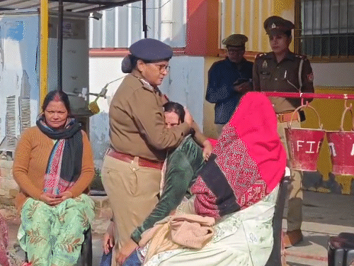 उरई सीओ अर्चना सिंह ने इंस्पेक्टर की पत्नी को संभाला। उन्हें गले लगाकर ढांढस बंधाया।