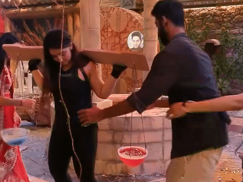 टिकट टू फिनाले टास्क करते हुए तान्या मित्तल, अशनूर कौर और प्रणीत मोरे।