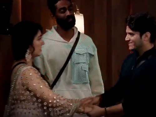 बिग बॉस के घर से बाहर जाते समय कंटेस्टेंट्स से मुलाकात करते हुए मृदुल तिवारी।