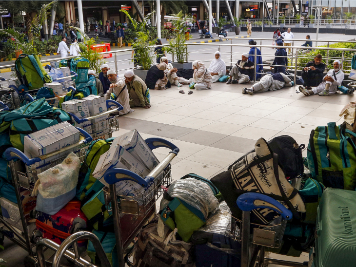 अहमदाबाद एयरपोर्ट पर फ्लाइट कैंसिल और देरी की वजह से यात्रियों को घंटों एयरपोर्ट पर इंतजार करना पड़ा।