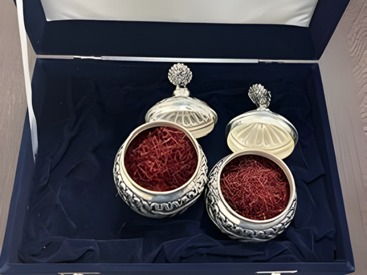 मोदी ने पुतिन को कश्मीर में उगाया जाने वाला खास केसर दिया।