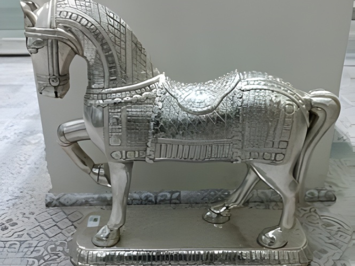 मोदी ने पुतिन को चांदी का घोड़ा गिफ्ट में दिया।