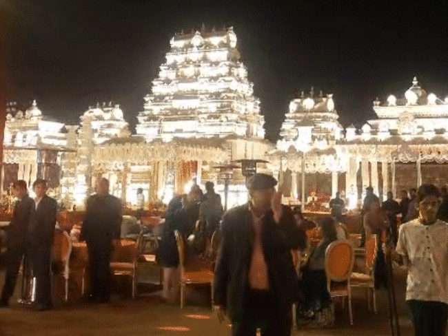 कथावाचक इंद्रेश उपाध्याय के आशीर्वाद समारोह के लिए शुक्रवार को ताज आमेर होटल के कुंदनवन को तिरुपति बालाजी की तर्ज पर सजाया गया था।