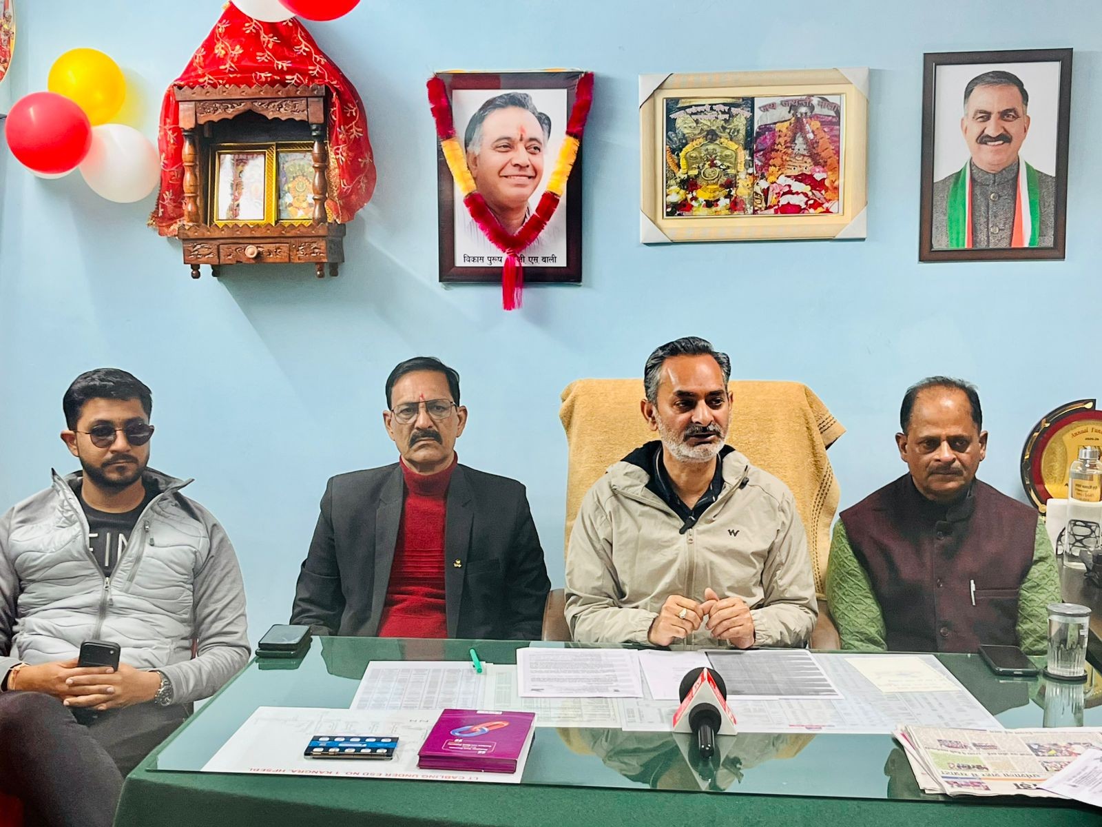 कांगड़ा के तहसील चौक में सेल्फी पॉइंट का निरीक्षण करते अजय वर्मा।2 पत्रकार वार्ता करते अजय वर्मा।