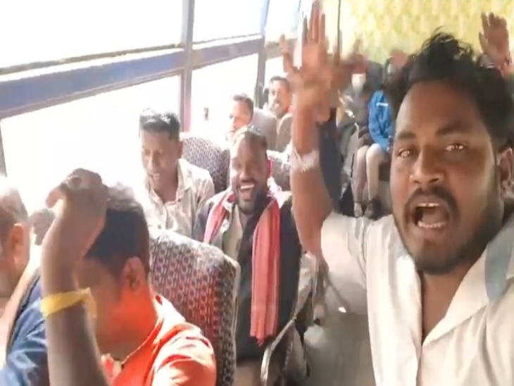 प्रदर्शनकारियों को बस में भरकर थाने ले आई पुलिस।