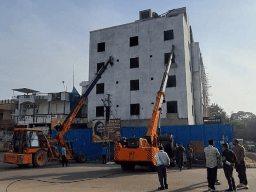 बिल्डिंग को सहारा देने के लिए मौके पर दो क्रेन लगाई गई है ताकि बिल्डिंग गिर ना जाए।