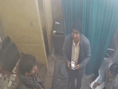 सिरसा के ओढ़ा में डॉक्टर से पूछताछ करते पुलिसकर्मी।