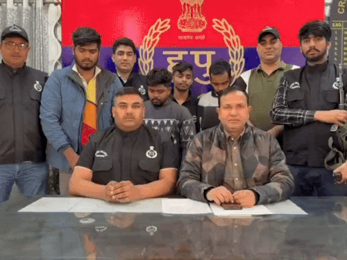 गुरुग्राम में क्राइम ब्रांच सेक्टर-43 की टीम द्वारा पकड़े गए चार दोस्त।