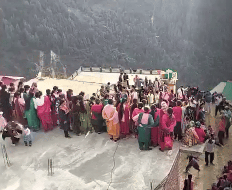 घर की छत पर डांस करते हुए लोग।