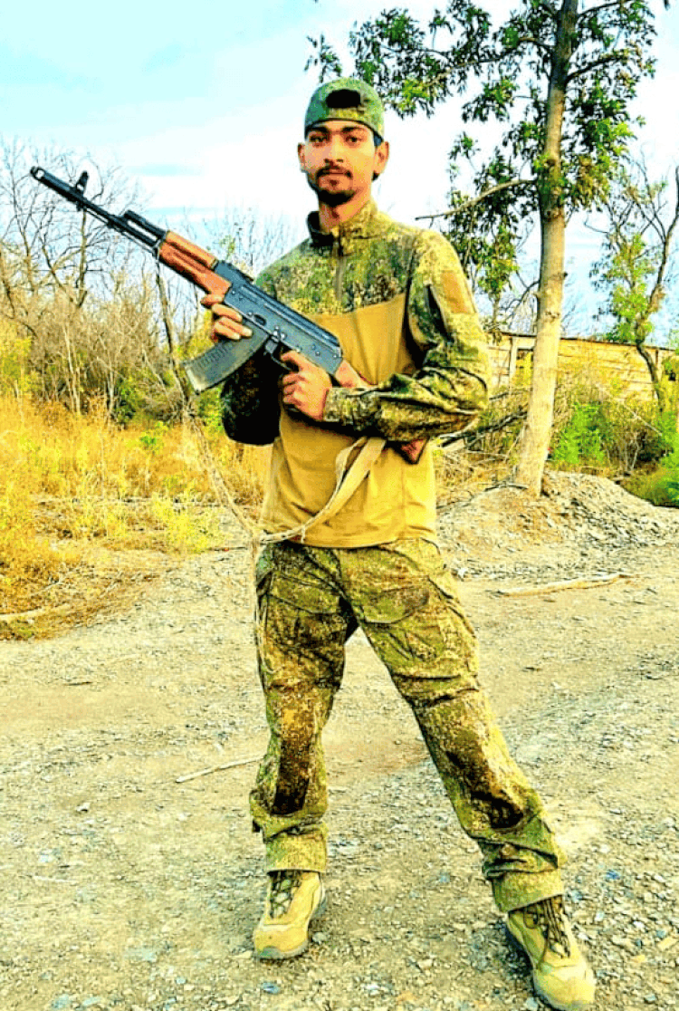 रूस में युद्ध में जाने से पहले दिया गए हथियार को दिखाता अनुज।